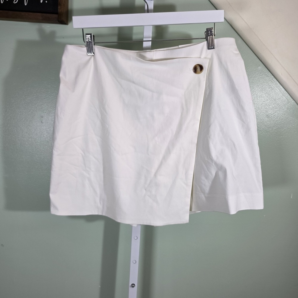 Chicos Brigitte Pull On Assymetrical Wrap Skort Alablaster Size 2 (Large 12/14)